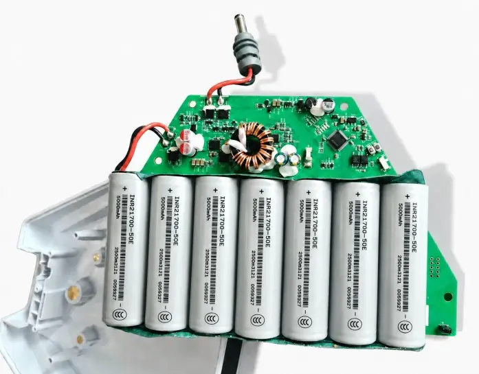 Alimentation électrique portable triangulaire durable pour usage extérieur et d’urgence