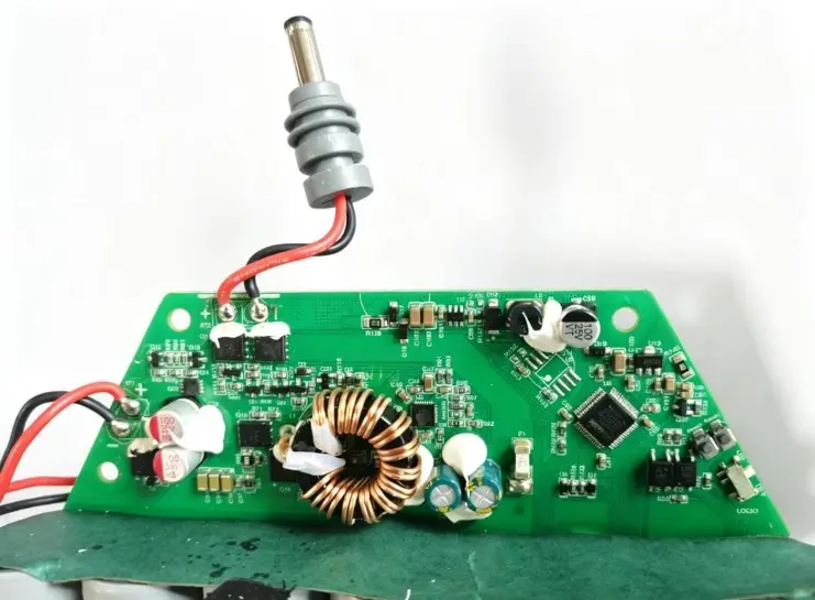 Alimentation de secours portable pour équipements d’éclairage et de communication